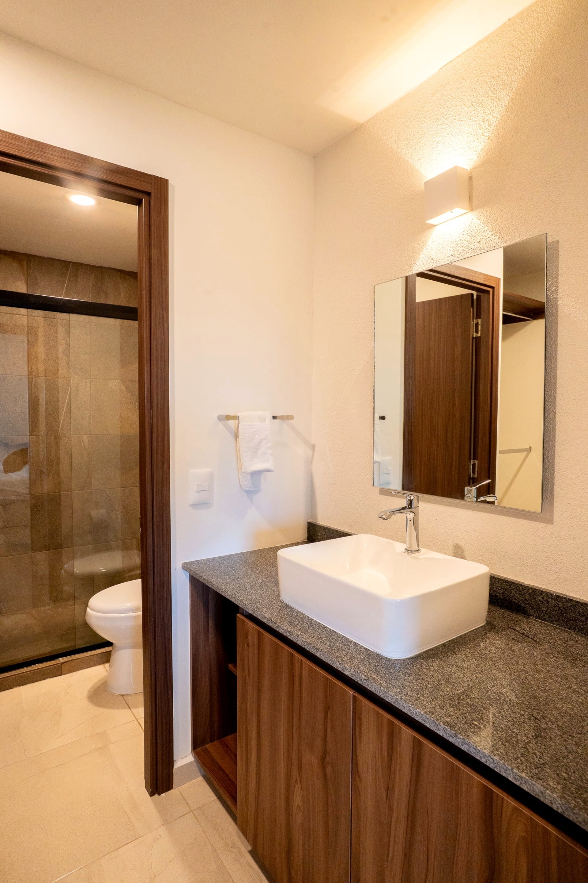 Anuva 1010 — Baño