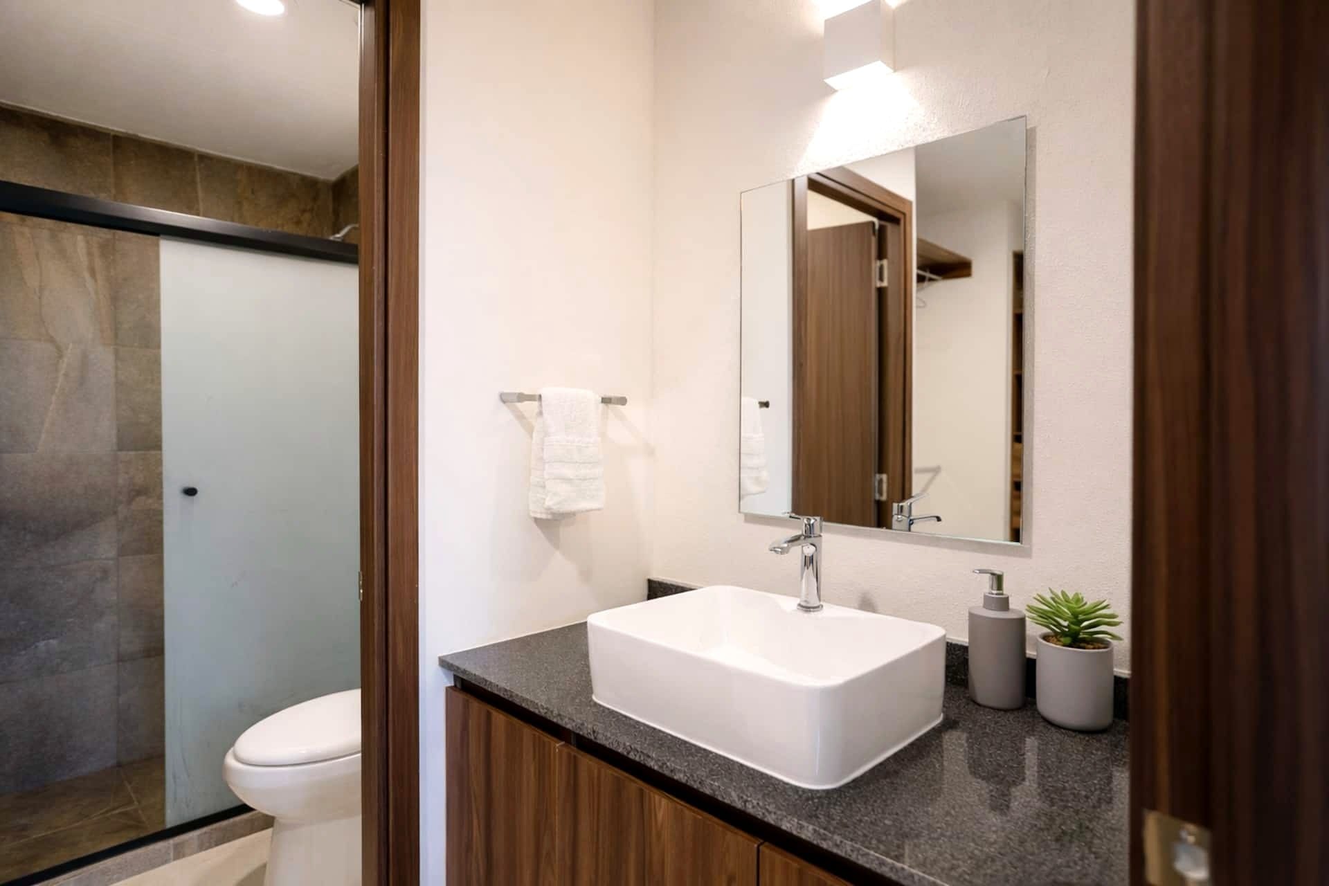 Anuva 204 — Baño