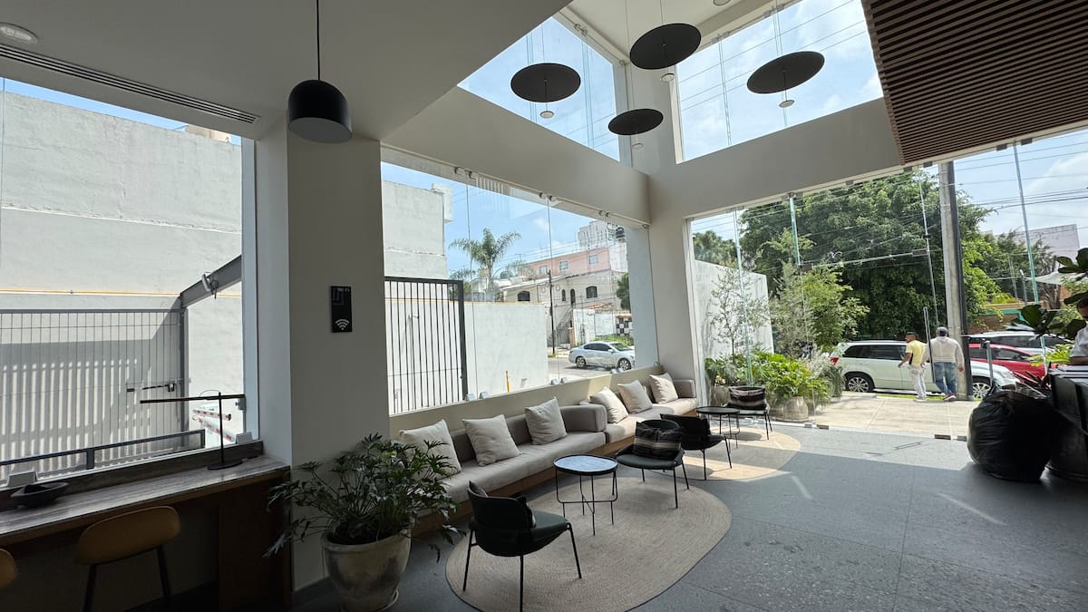 Lobby del edificio con techos altos y ventanales.