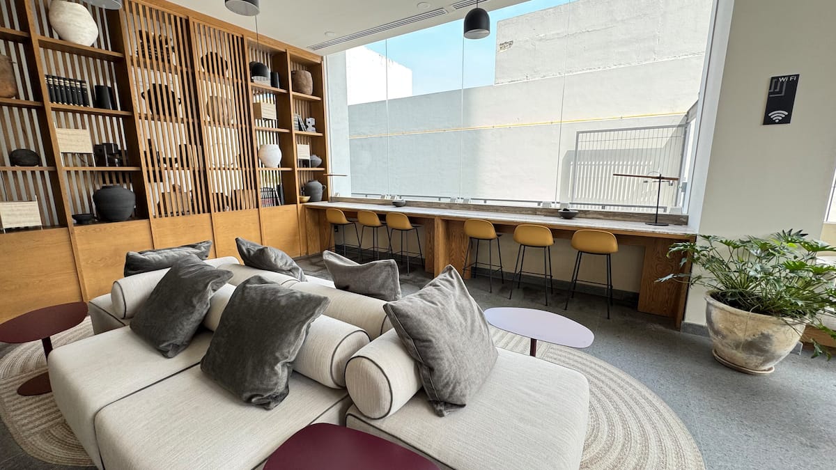 Espacio de coworking con librero y barra.