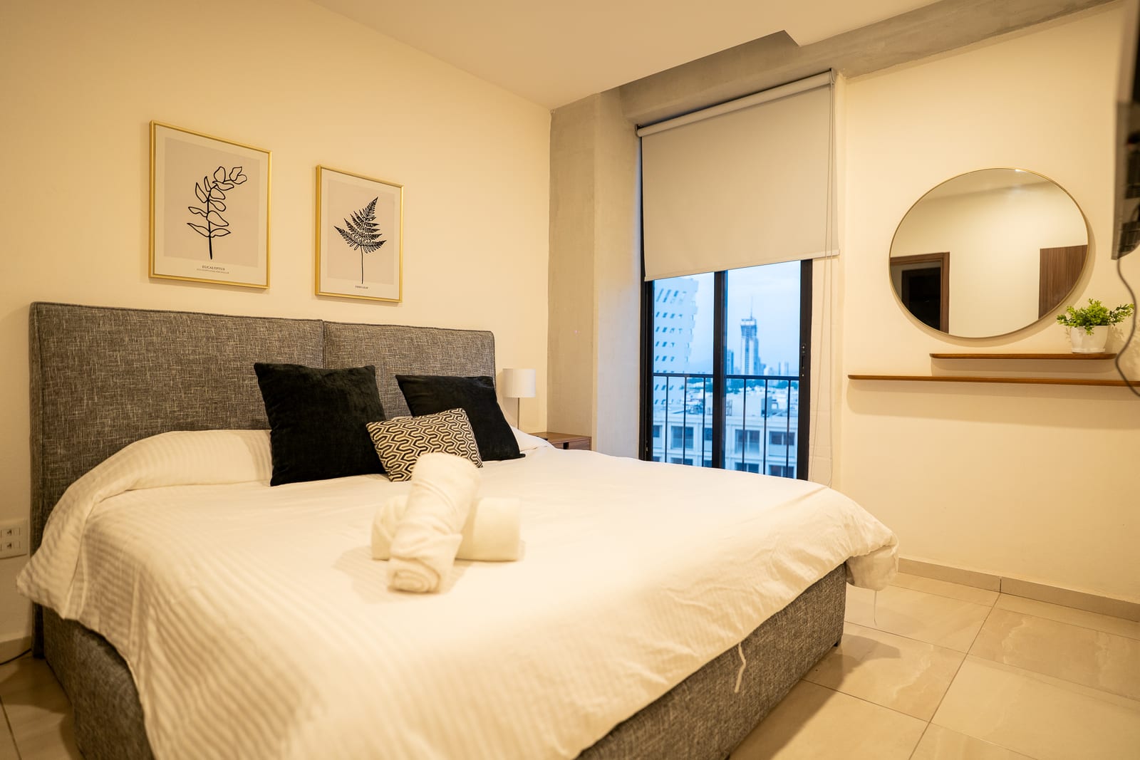 Recámara principal con cama matrimonial y ventana