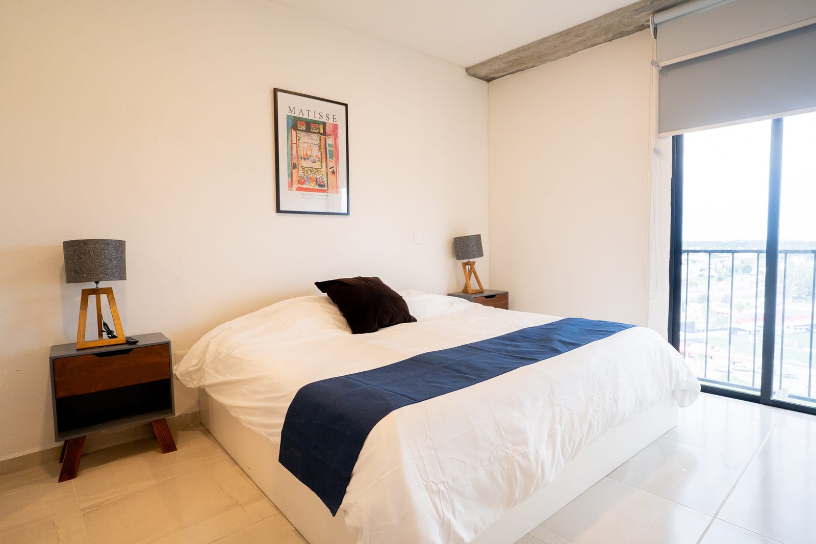 Recámara con cama king y ventanal con vista.