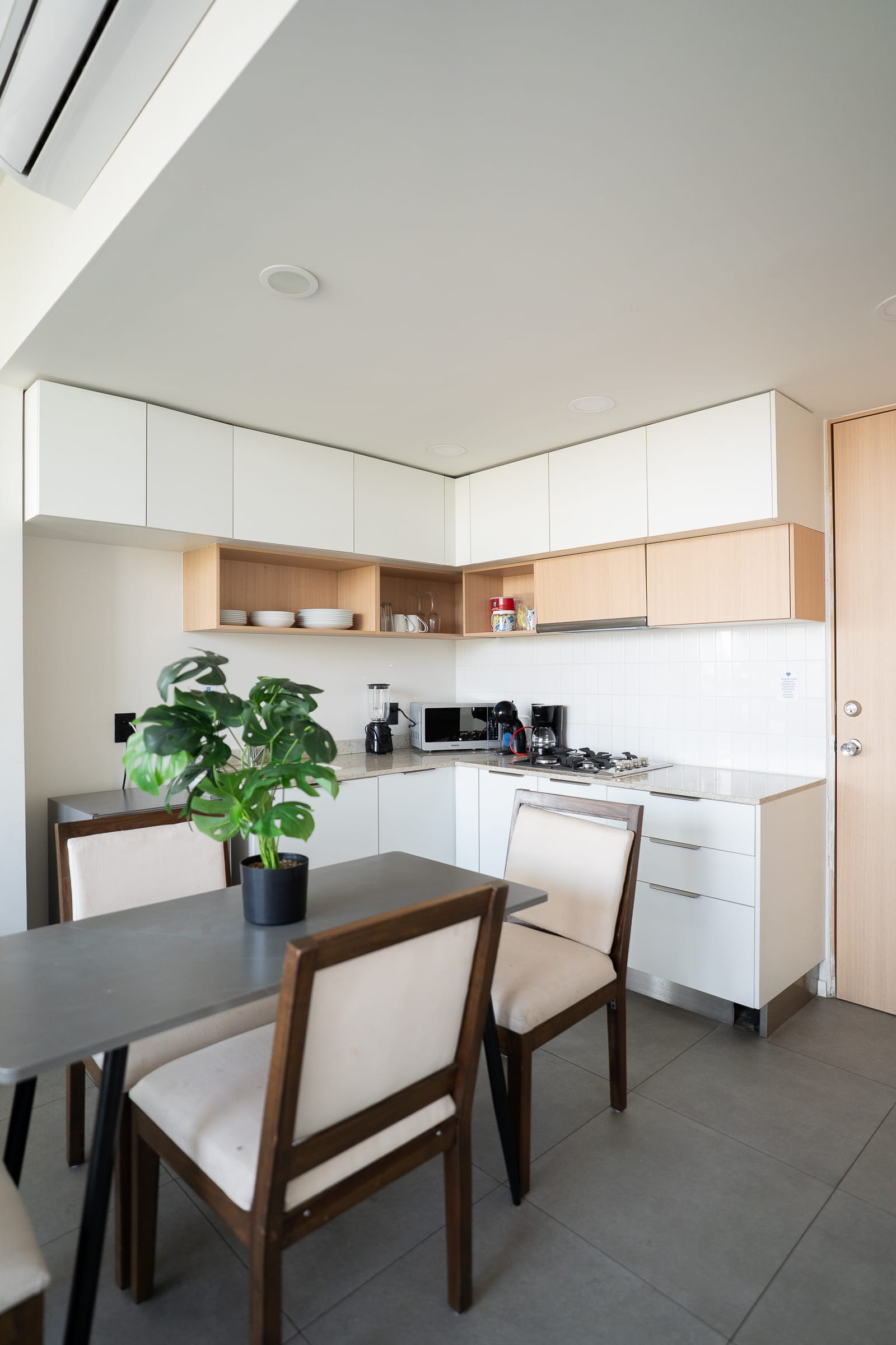 Cocina equipada con comedor de cuatro sillas