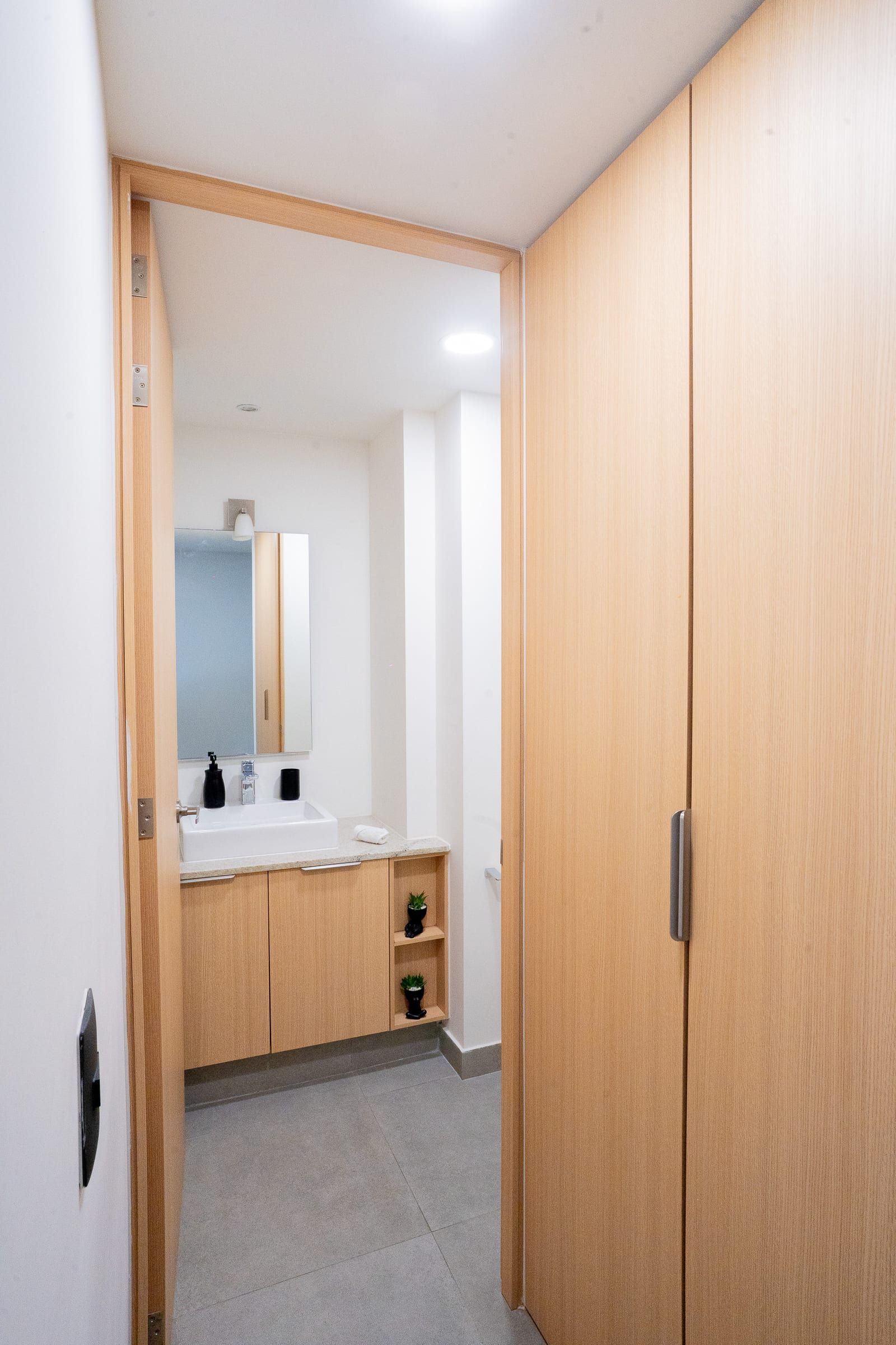 Lavabo de baño y clóset de madera