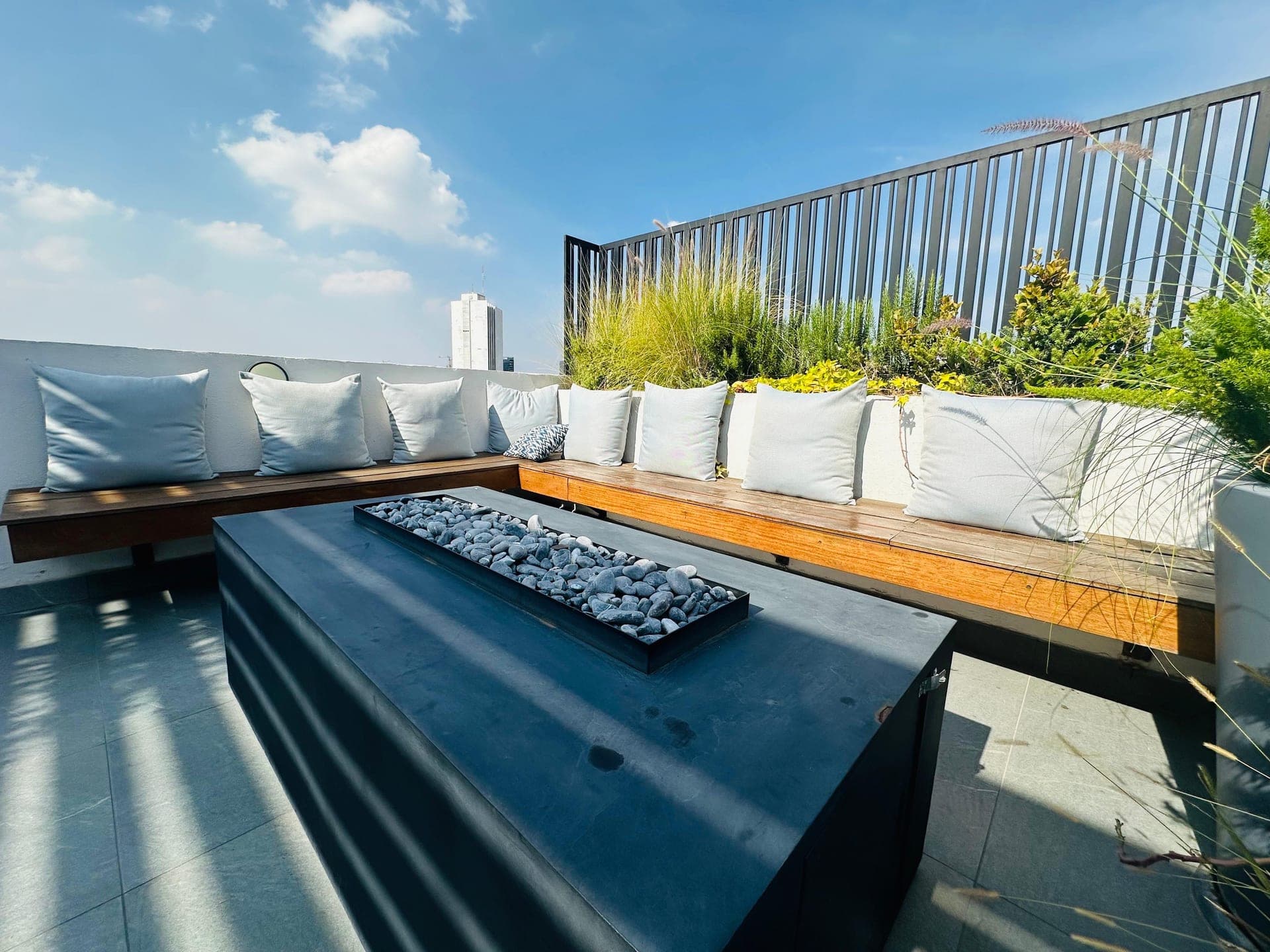 Rooftop con firepit y vista a la ciudad