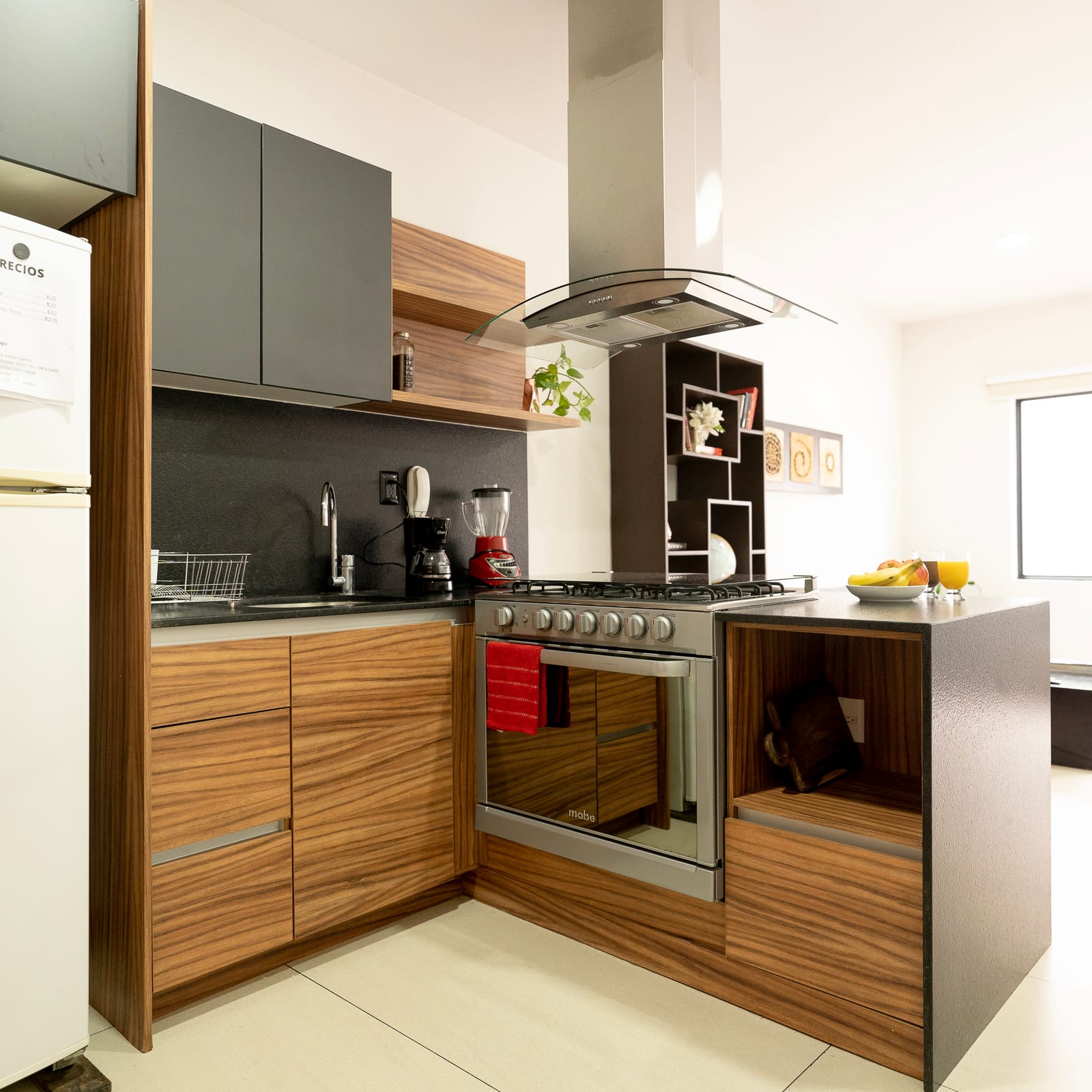 Cocina integral con estufa y refrigerador blanco