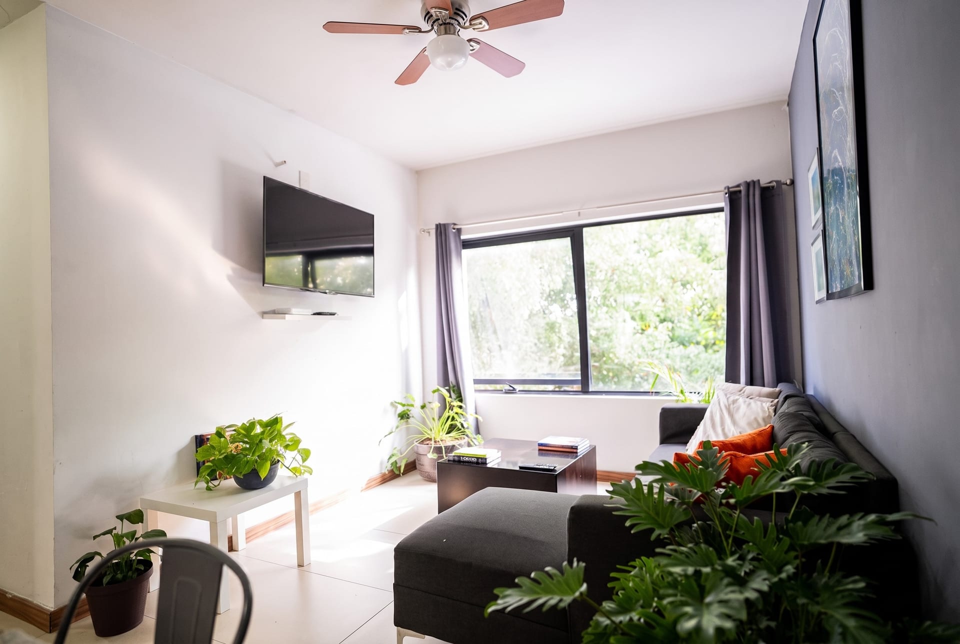 Ramos Millán 302 — Sala