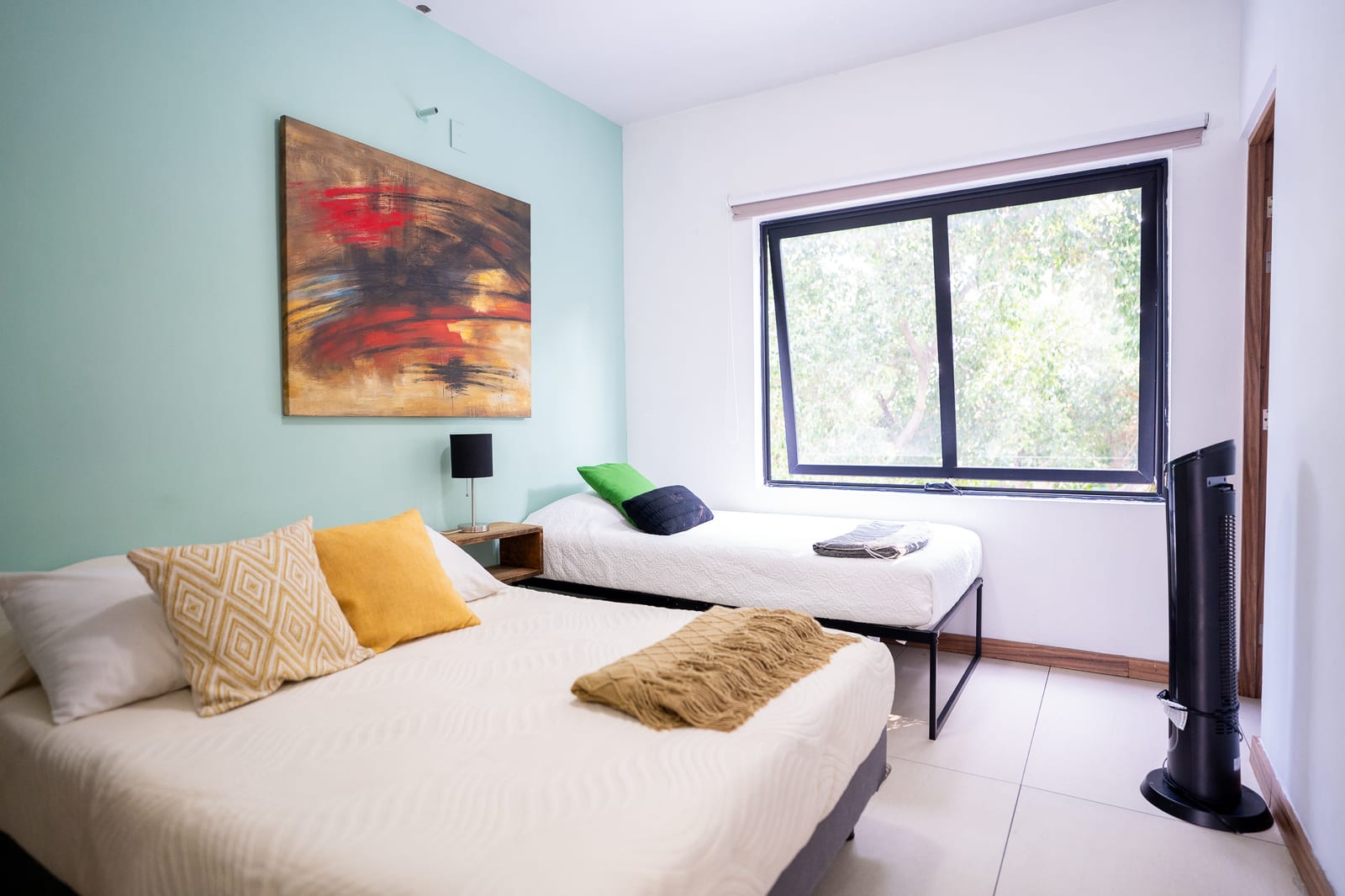 Recámara con dos camas y ventana grande